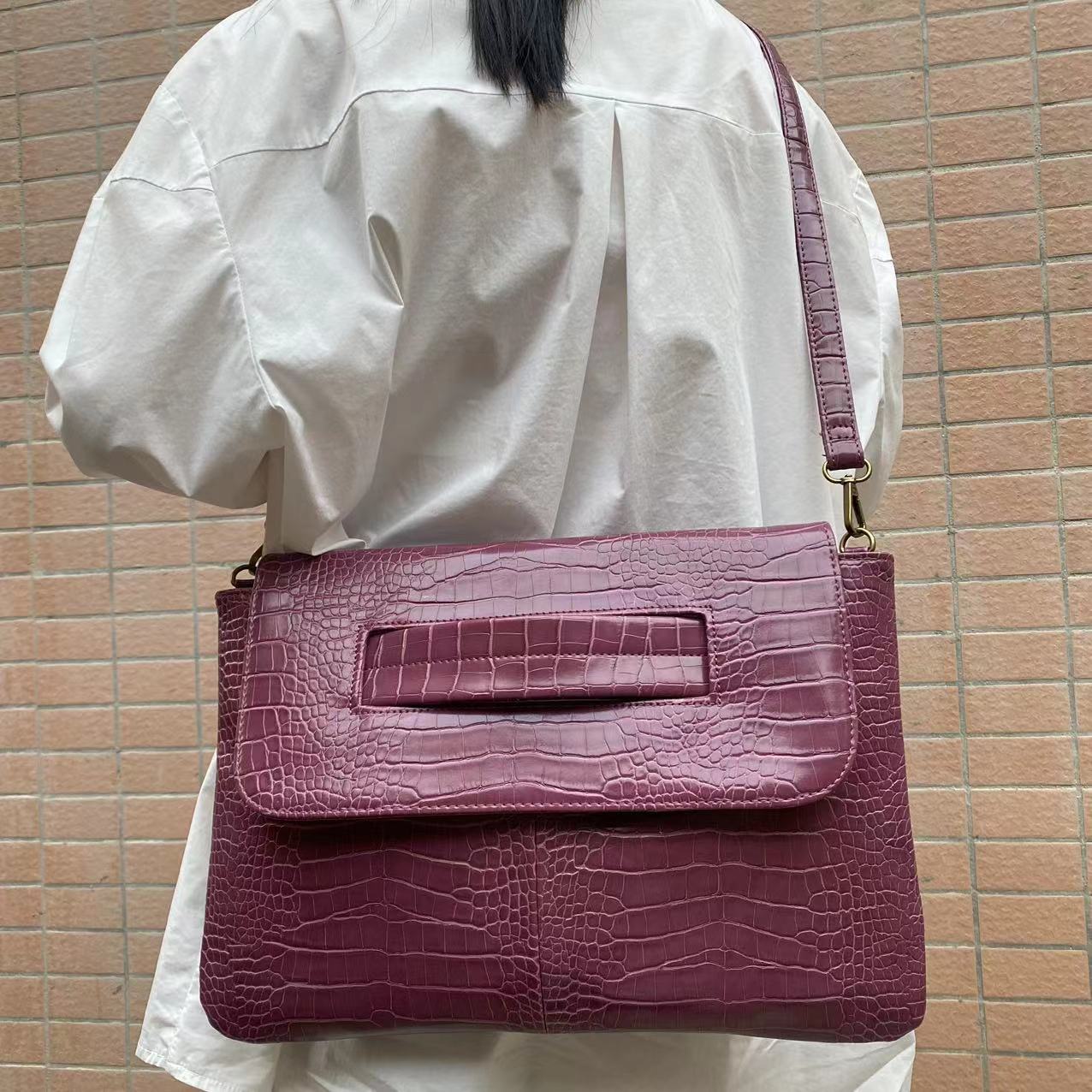Tas Tangan Motif Kulit Buaya B - Interior Design Documentation ulasan dan harga